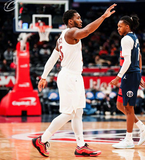 末节狂轰45分逆转!米切尔48分封神 骑士13连胜<a href=/lanqiumianfei/wizards/ target=_blank class=infotextkey>奇才</a>