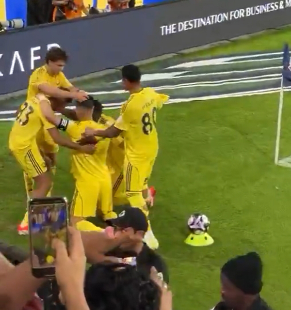 绝杀瞬间！<a href=/qiuxinguankan/zuqiumianfei/122.html target=_blank class=infotextkey>菲利克斯</a>给C罗戴上“胜利信物”，C罗跳舞回应嗨爆！